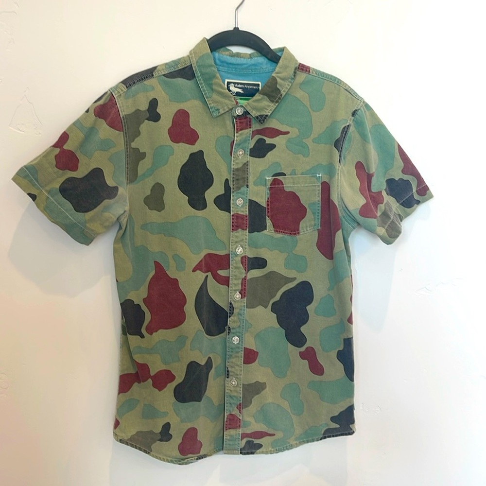 Modern Amusement Men’s Size Small Camouflage Short Sleeve Button Up Cotton Shirt